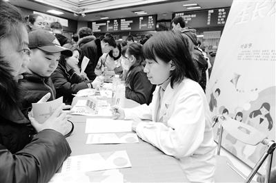 蘭州大學(xué)第一醫(yī)院舉行“新年！新高度！”兒童保健義診活動(dòng)