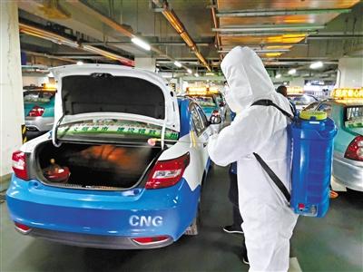 免費接送一線抗“疫”人員 蘭州奔馬雷鋒車隊，你們真棒！