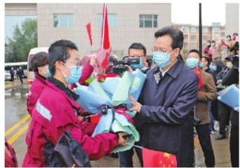 慶陽(yáng)市第二、三批支援湖北醫(yī)療隊(duì)12名隊(duì)員凱旋