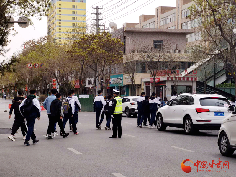保駕護(hù)航！涼州公安交警“護(hù)學(xué)崗” 撐起“平安傘”