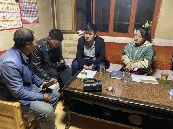 圖為木耳鎮(zhèn)紀(jì)檢干事盧建民（左三）連夜在多壩村多壩組奚連德家中了解受災(zāi)情況，排查安全隱患，并宣傳發(fā)生次生災(zāi)害的相關(guān)知識。_副本.jpg