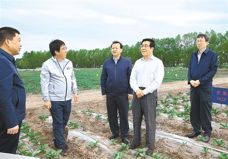 林鐸在天祝縣調(diào)研指導(dǎo)脫貧攻堅(jiān)工作時(shí)強(qiáng)調(diào)  拉開架勢(shì)持續(xù)用力構(gòu)建扶貧產(chǎn)業(yè)體系 多措并舉固強(qiáng)補(bǔ)弱鞏固提升脫貧成果