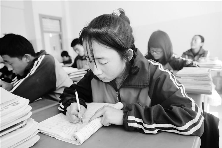 慶陽環(huán)縣這名小姑娘，柔弱肩膀撐起一個大家庭