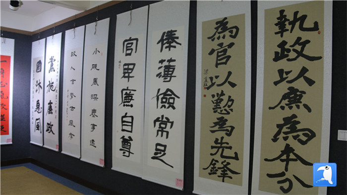 7月1日上午，定西市通渭縣紀委監(jiān)委舉辦“襄郡清風·喜迎建黨99周年”廉政文化書畫展，共同為黨的生日獻禮。_副本.jpg