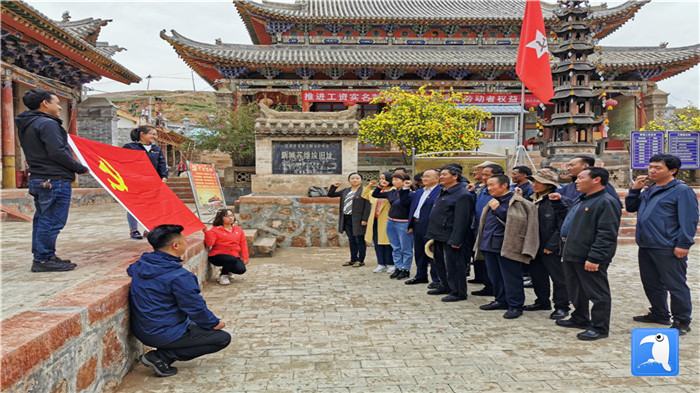 “七一”前夕，甘南州紀委監(jiān)委機關第二黨支部組織支部黨員和幫扶村黨員赴臨潭縣新城鎮(zhèn)蘇維埃舊址紅色教育基地參觀學習活動。_副本.jpg