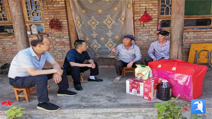 在建黨99周年來臨之際，隴南市禮縣紀委監(jiān)委在中壩鎮(zhèn)、三峪鄉(xiāng)開展“七一”慰問老黨員、困難黨員活動，為他們送去組織的關懷和節(jié)日的問候。_副本.jpg