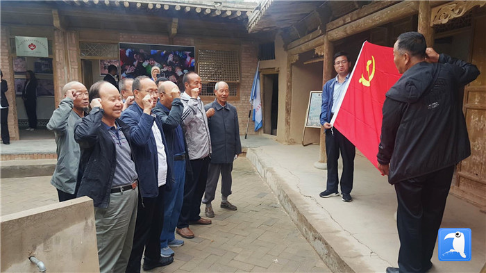 7月1日，臨夏州紀委監(jiān)委機關黨總支組織退休黨支部部分黨員前往東鄉(xiāng)縣布楞溝村史館，開展主題黨日活動。_副本.jpg