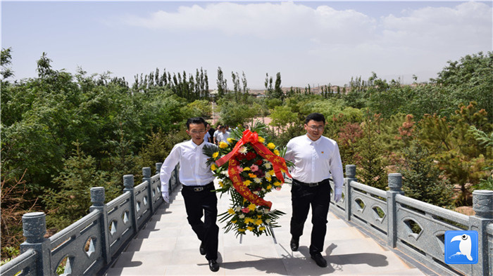 七一”前夕，白銀市紀委監(jiān)委機關黨委組織黨員來到紅軍西路軍景泰烈士陵園開展主題黨日活動。 朱鵬拍攝_副本.jpg