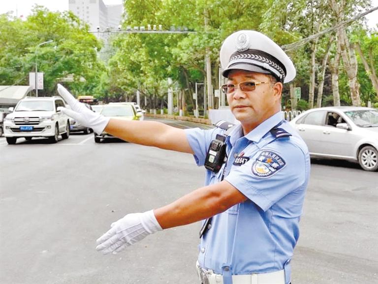 蘭州城關區(qū)交警大隊一線老交警馬驍：俯首甘為“老黃?！?>
        </a><em>蘭州城關區(qū)交警大隊一線老交警馬驍：俯首甘為“老黃?！?/em></li>
    <li><a  target=