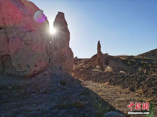 山丹境內的長城是由壕塹和山險為主的漢長城和黃土墻體為主的明長城兩部分組成。 翟繼宗 攝