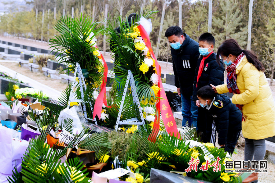 委托快遞、自發(fā)前往，社會各界在陳紅軍烈士墓前獻花致敬