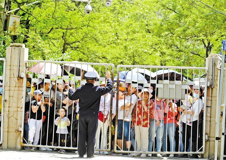 人流如潮 入園游客突破5萬 五泉山公園、蘭州市動(dòng)物園昨日臨時(shí)閉園