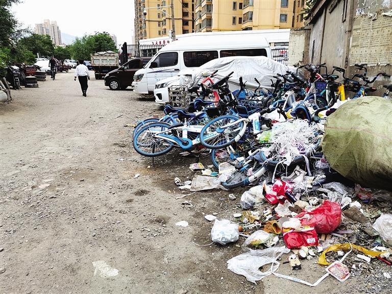 百米土路臟亂差，誰來管？經(jīng)記者協(xié)調(diào)，社區(qū)組織志愿者進(jìn)行了清理