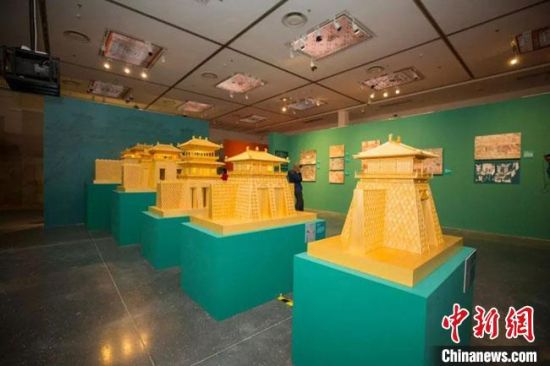 圖為呈現(xiàn)敦煌壁畫中的建筑和園林之美的復(fù)原模型。(資料圖) 敦煌研究院供圖