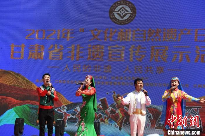 圖為甘肅臨夏回族自治州非遺傳承人演唱花兒?！钇G敏 攝