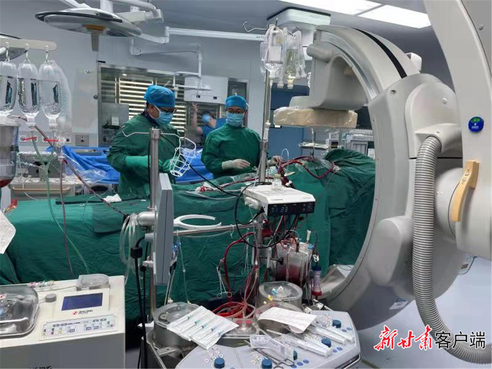 填補省內(nèi)空白，蘭大一院連續(xù)完成“一站式”雜交手術(shù)