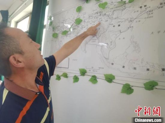 圖為甘肅省社會(huì)科學(xué)院絲綢之路研究所所長(zhǎng)侯宗輝指出《絲綢之路古文明》課題組考察線路?！￠Z姣 攝