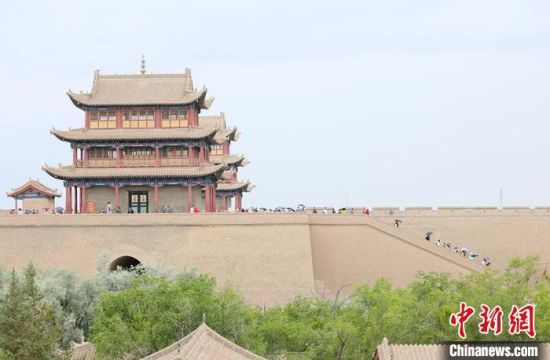 歷經(jīng)數(shù)十載保護修繕的古老關(guān)城得以延年益壽，成為了海內(nèi)外游客“絲路游”的必經(jīng)打卡地?！「哒?攝
