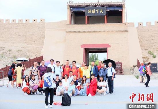 歷經(jīng)數(shù)十載保護修繕的古老關(guān)城得以延年益壽，成為了海內(nèi)外游客“絲路游”的必經(jīng)打卡地。　高展 攝
