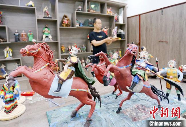 安秋平是成州面塑第五代傳承人，也是當(dāng)?shù)匚ㄒ粓?jiān)守面塑制作的人?！「哒?攝