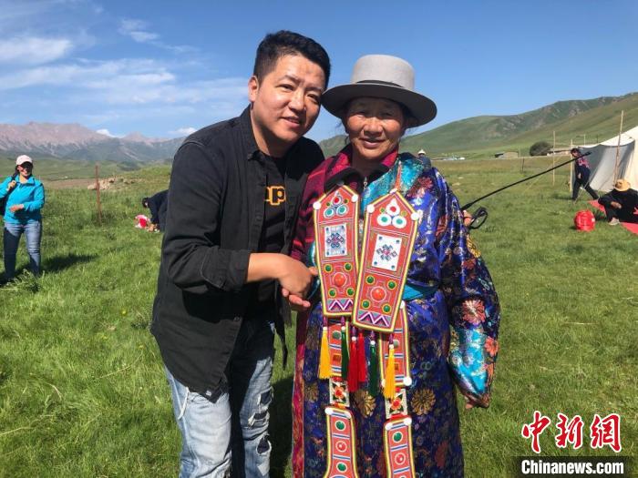 圖為拍攝紀(jì)錄片《西茂的婚禮》期間，張輝剛(左)與裕固族老人合影留念。(資料圖) 張輝剛供圖