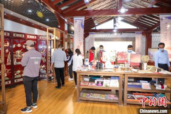 圖為甘肅“一會一節(jié)”期間，位于敦煌的天水市展館中，民眾觀賞文創(chuàng)產(chǎn)品?！「拭C省文化和旅游廳供圖
