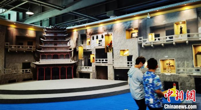 該展覽還借助科技手段，復原“藏經(jīng)洞”場景，將莫高窟“搬進”展廳?！《∷?攝