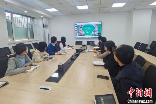 圖為甘肅教育出版社《寫給青少年的敦煌故事》叢書項目組，探討圖書封面設(shè)計。　閆姣 攝