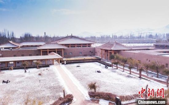 圖為雪落大漠古堡——敦煌山莊?！⊥醣筱y 攝