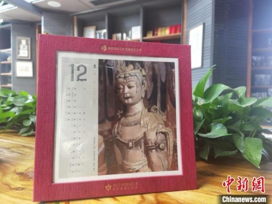 圖為徐晉林制作的敦煌題材的手工書《走進(jìn)沙漠敦煌——莫高窟與藏書票藝術(shù)》，深受讀者喜愛?！￠Z姣 攝