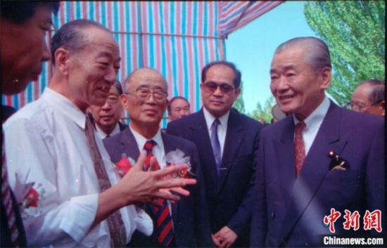 1994年8月，時任日本首相竹下登(右一)與時任敦煌研究院院長段文杰在莫高窟親切交談。中新社發(fā) 婁婕 供圖