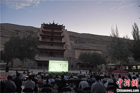 2018年8月，在敦煌莫高窟標志性建筑“九層樓”前，《回顧平山郁夫先生的貢獻》座談會舉行。來自中日兩國的專家、學者共同懷念這位情系敦煌數(shù)十載的繪畫巨匠、中日友好的文化使者、世界文化遺產(chǎn)的守護者。中新社記者 楊艷敏 攝