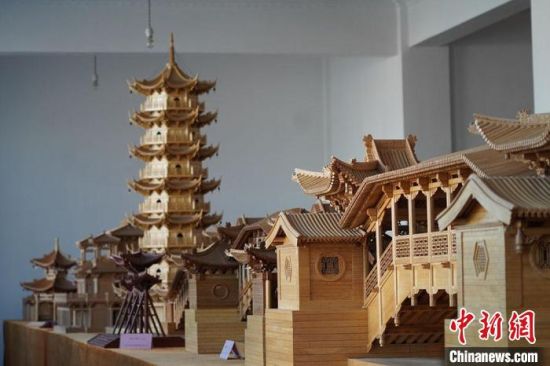 圖為古建筑模型制作技藝傳習(xí)所展廳內(nèi)的微縮古建筑作品?！【琶赖┰?　攝