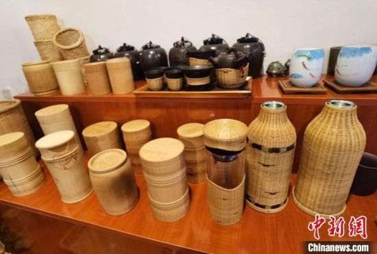圖為展陳的一件件精致可愛(ài)的竹編農(nóng)具工藝品?！●T志軍 攝