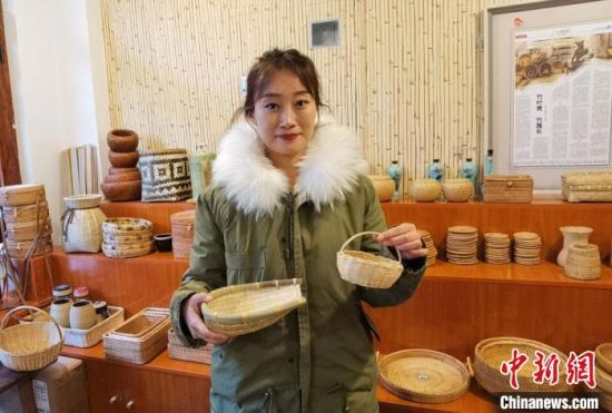 40多種精小玲瓏、純手工制作的新型盛食容器、居家工藝品等，每一件都令人愛(ài)不釋手?！●T志軍 攝