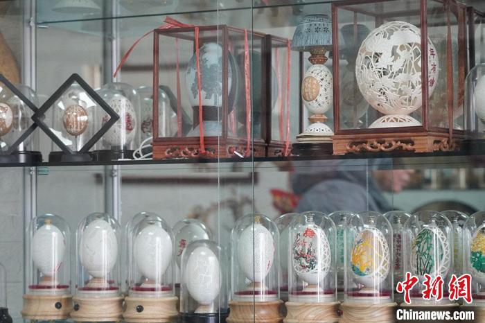 圖為吳義澤收藏柜內(nèi)的蛋雕作品?！【琶赖ぴ?攝