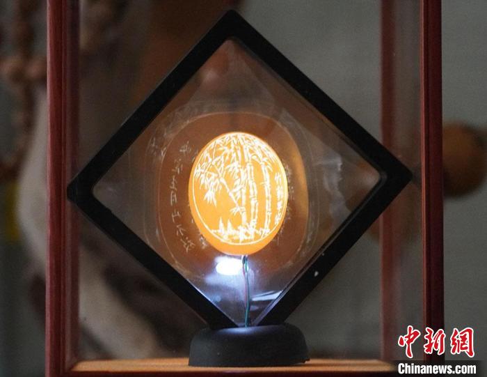 圖為吳義澤新包裝給蛋雕呈現(xiàn)立體感?！【琶赖ぴ?攝