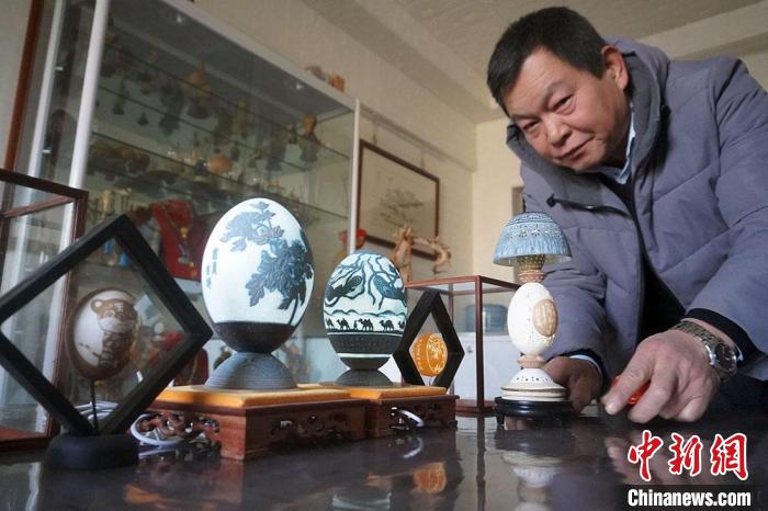 圖為吳義澤展示的最新創(chuàng)作的蛋雕作品。　九美丹增 攝