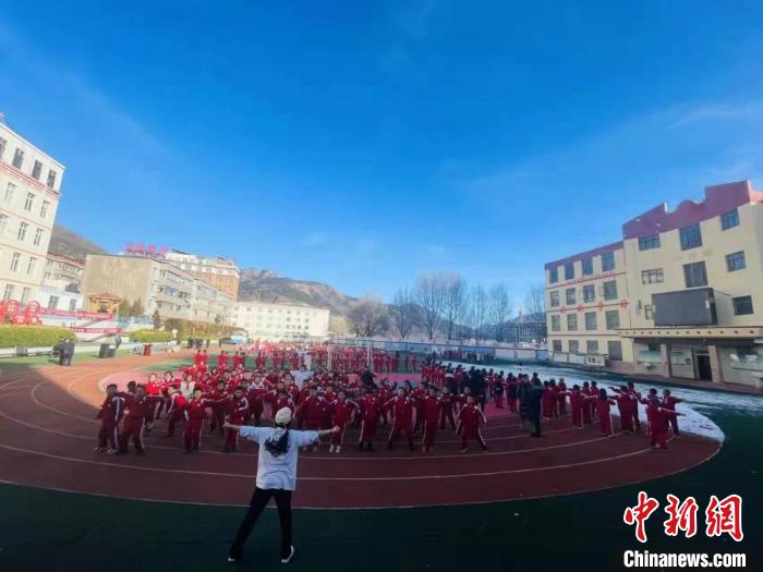 圖為街舞老師教授藏族學(xué)子跳街舞。　陳善雄 攝