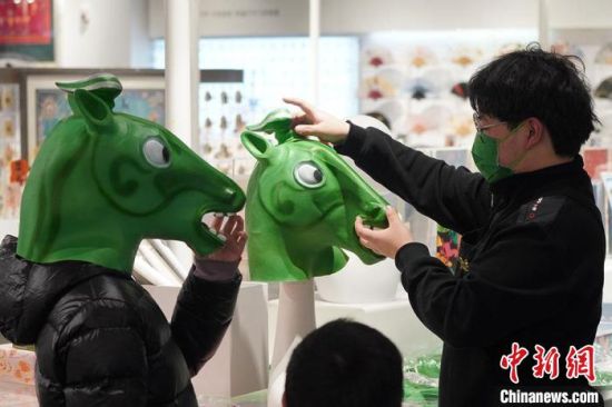 圖為“神馬來了”銅奔馬頭套?！【琶赖┰?攝