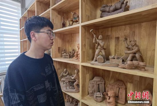 圖為學(xué)生介紹作品。 劉玉桃 攝