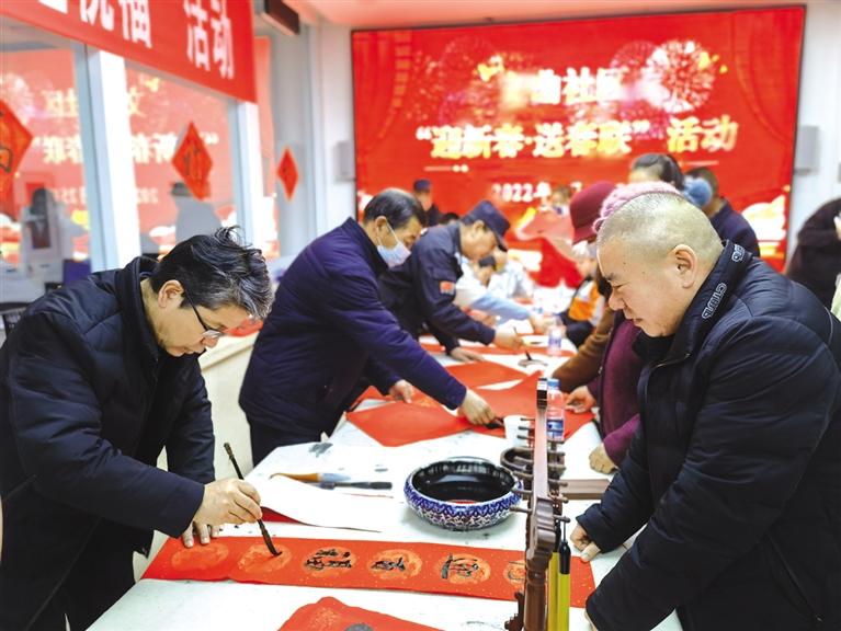 蘭州新區(qū)開展“墨香四溢送春聯(lián)·情暖文曲送祝?！被顒?dòng)