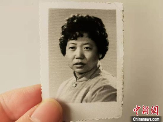 圖為20世紀80年代，蘭州照相館拍攝的人物肖像照，如今仍然有很多人選擇拍攝這樣的照片留作紀念?！⊥跄劣?攝