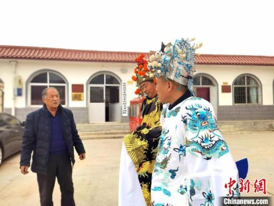 圖為69歲的“苦水高高蹺”國家級傳承人巨海全(左一)，叮囑徒弟們高高蹺練習技巧要領?！￠Z姣 攝
