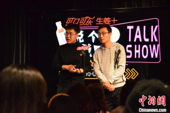 圖為脫口秀演員搭檔表演。　楊娜 攝