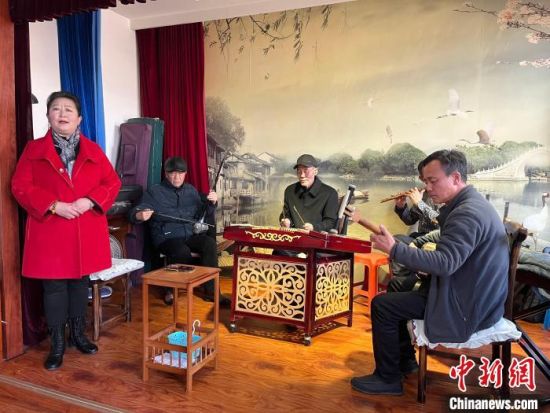 圖為蘭州鼓子表演者王常玉登臺(tái)演唱，她是這項(xiàng)入列國(guó)家級(jí)非物質(zhì)文化遺產(chǎn)的曲藝表演者中，為數(shù)不多的女演員?！堨下?攝