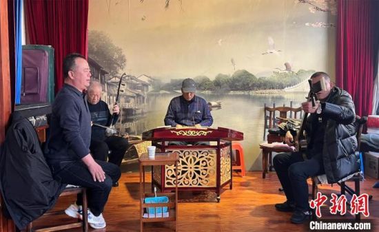 圖為蘭州鼓子愛好者在傳習(xí)所內(nèi)互相搭檔上臺(tái)演出?！堨下?攝