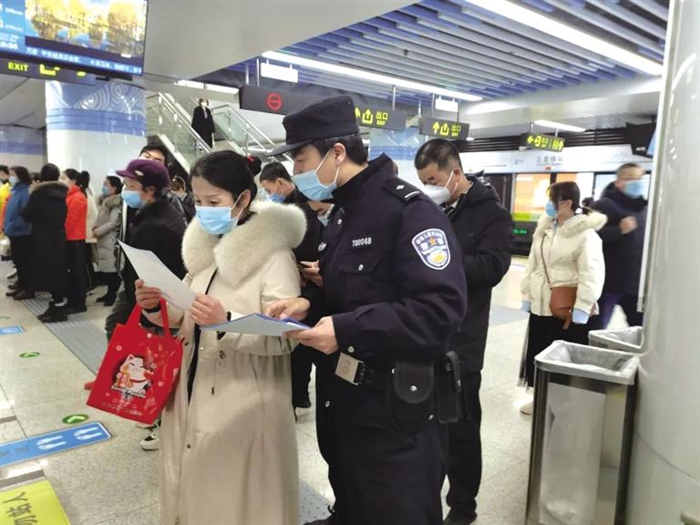 講解詐騙套路 普及“斷卡”常識 蘭州城關(guān)公安分局、交通治安分局聯(lián)合反詐宣傳進(jìn)地鐵