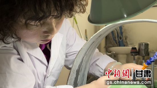 夜光杯制作學(xué)徒謝小琴坦言，雖工作枯燥，但是能夠掌握國(guó)家級(jí)非遺技藝是很自豪的。王牧雨 攝