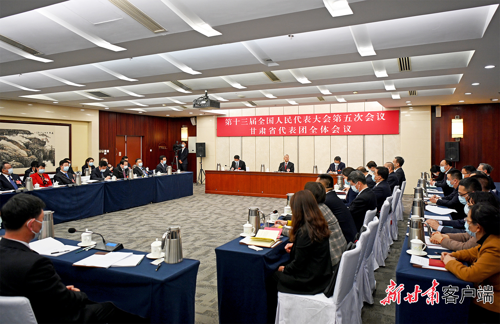 甘肅代表團舉行全體會議，尹弘主持并講話